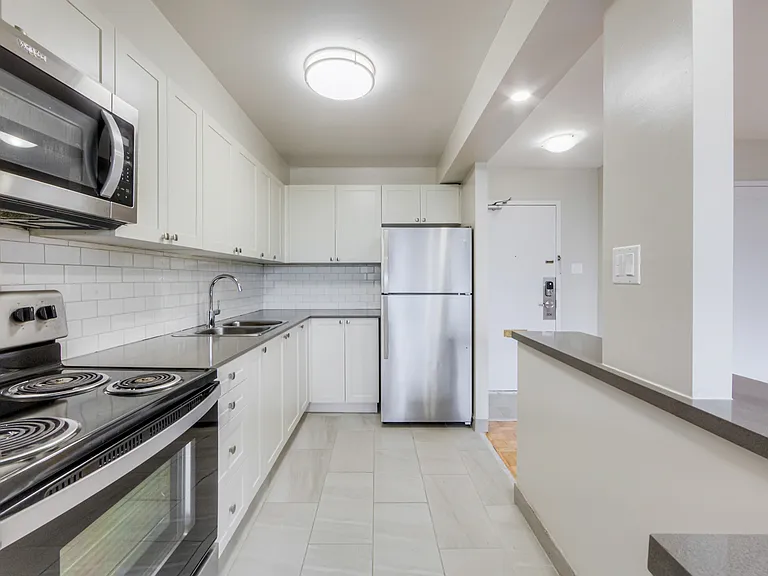 335 Van Horne Ave — Photo 1