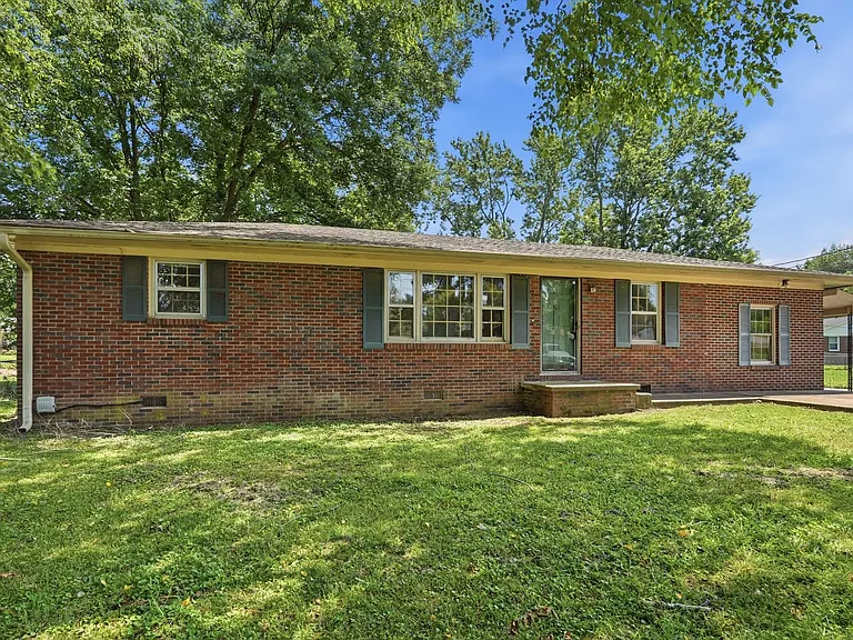 704 Jackson Dr — Photo 2