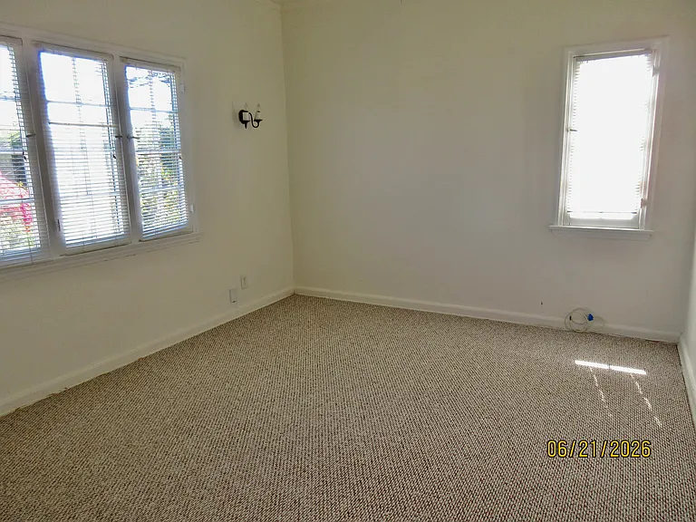 Bedroom, many windows