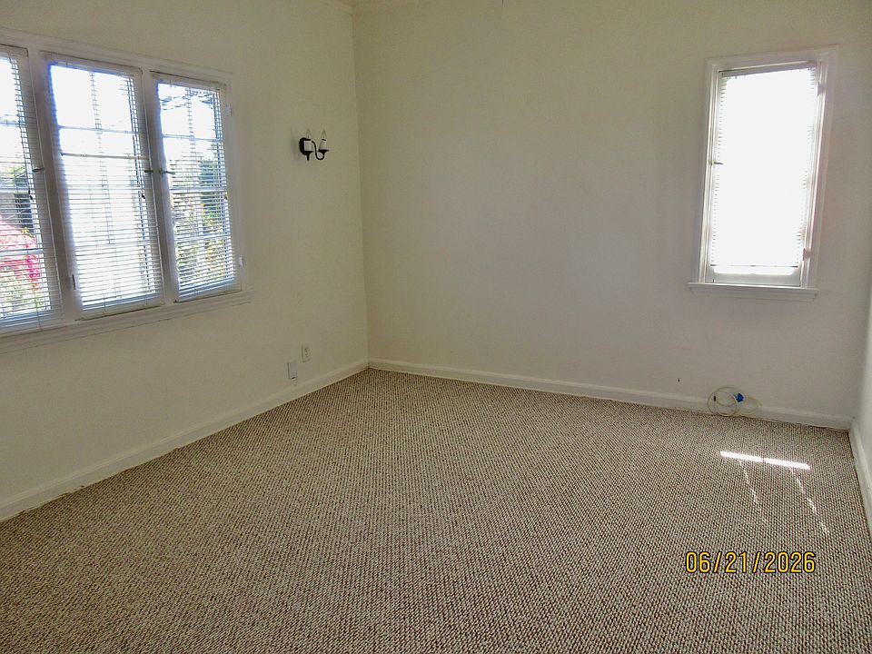 Bedroom, many windows
