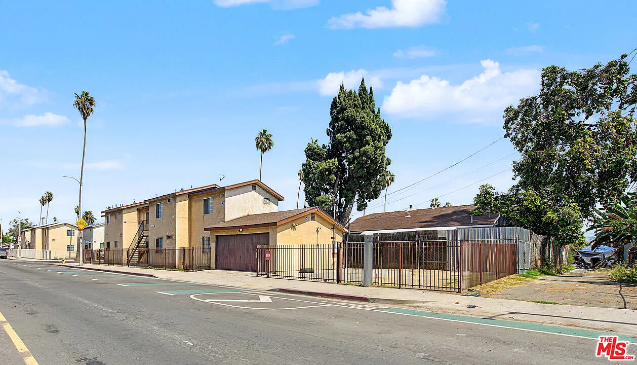 3 bed, 2.0 bath, 1368 sqft, $3,400 — Photo 3