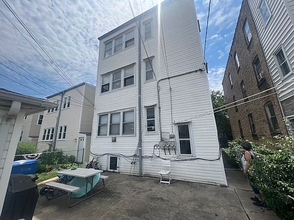 3rd image of 5338 W Montrose Ave