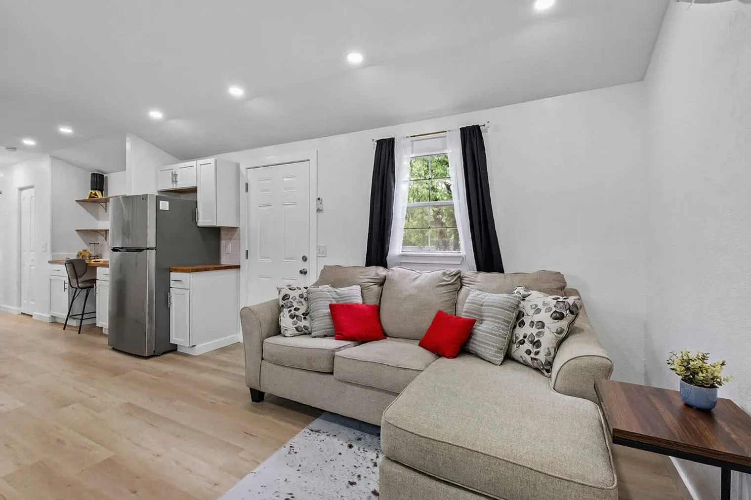 1 bed, 1.0 bath, 893 sqft, $2,500 — Photo 1