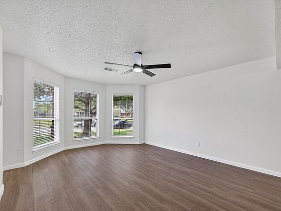 4th image of 482 Cloverleaf Dr