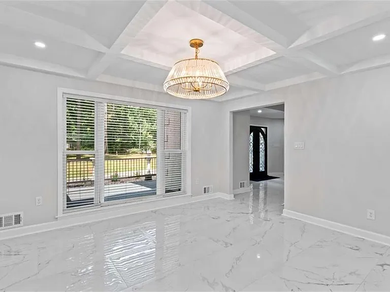 2023 Stoneleigh Dr — Photo 3