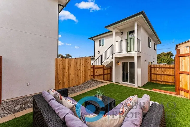 3 bed, 2.0 bath, 1050 sqft, $3,425 — Photo 1