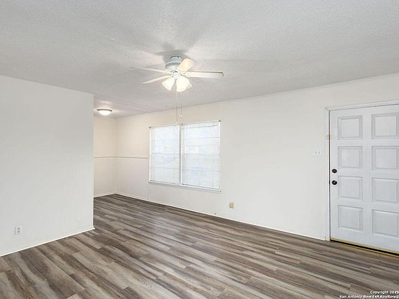 4th image of 834 SPRUCEWOOD LN