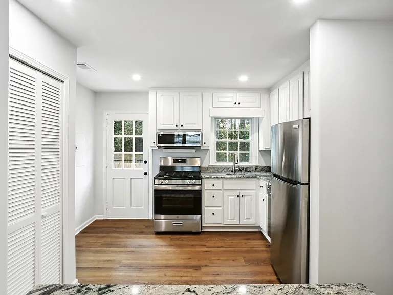 627 Scott Cir — Photo 9