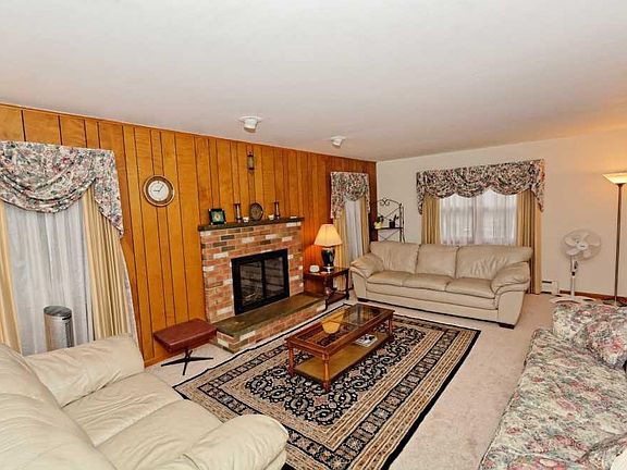 3rd image of 13 Jules Dr