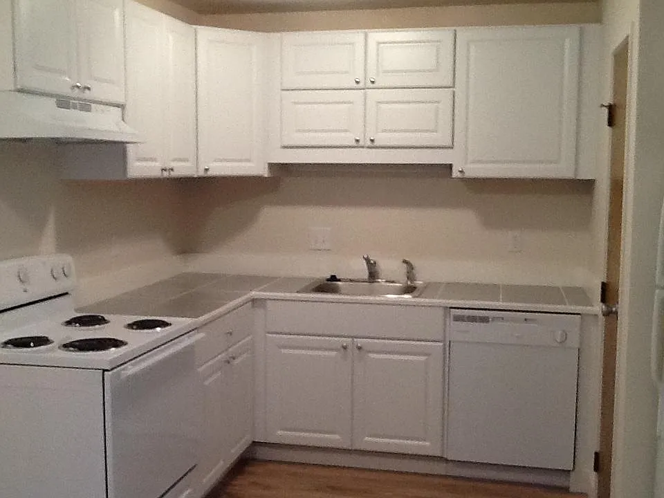 2 bed, 895 sqft, $2,400 — Photo 2
