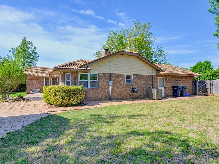 9800 Craford Ct — Photo 4