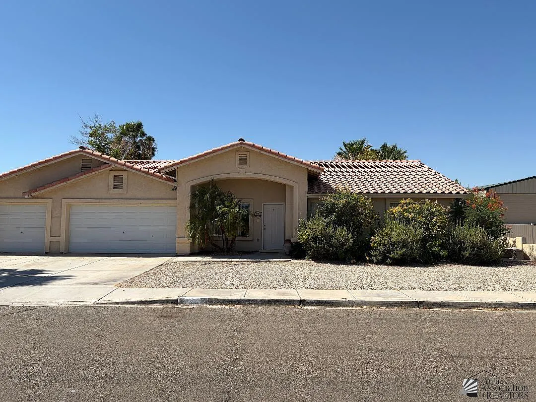 4 bed, 2.0 bath, 1700 sqft, $1,800 — Photo 2