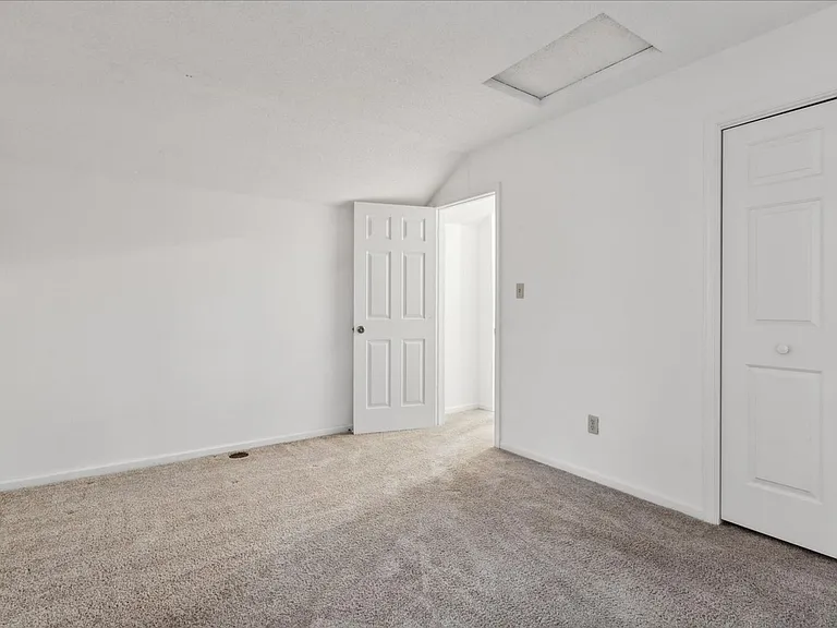215 Old Bridge Ct — Photo 29