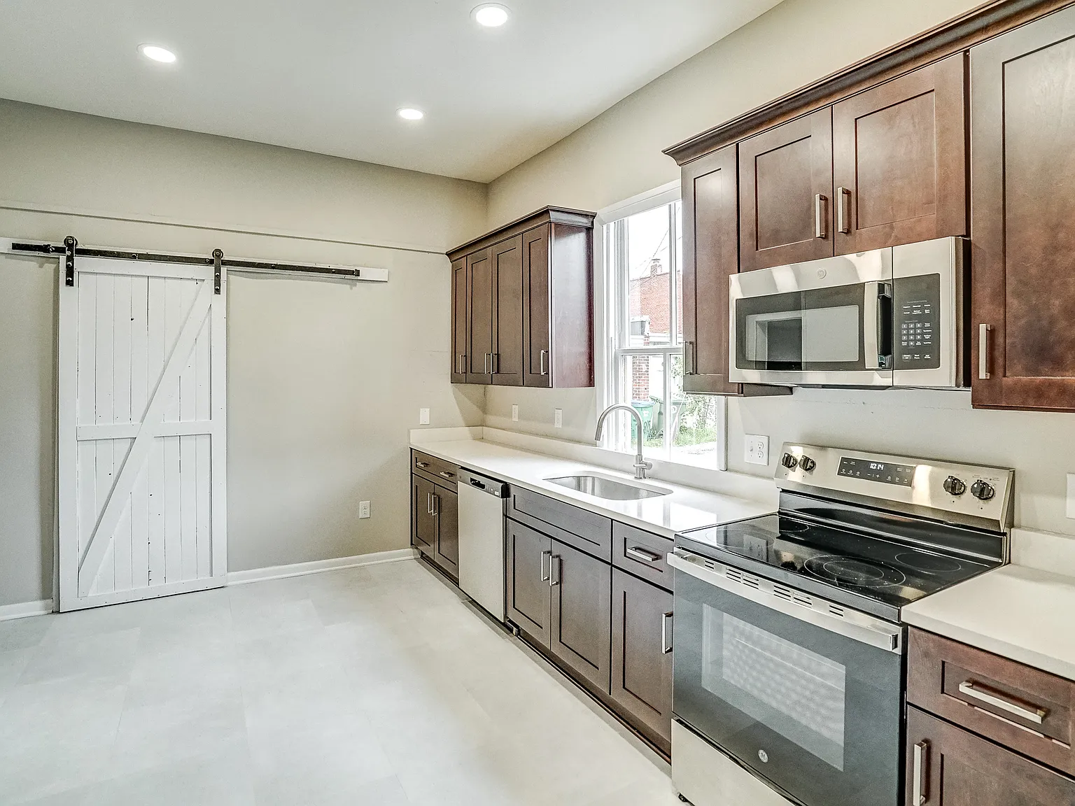 3 bed, 1550 sqft, $2,995 — Photo 3