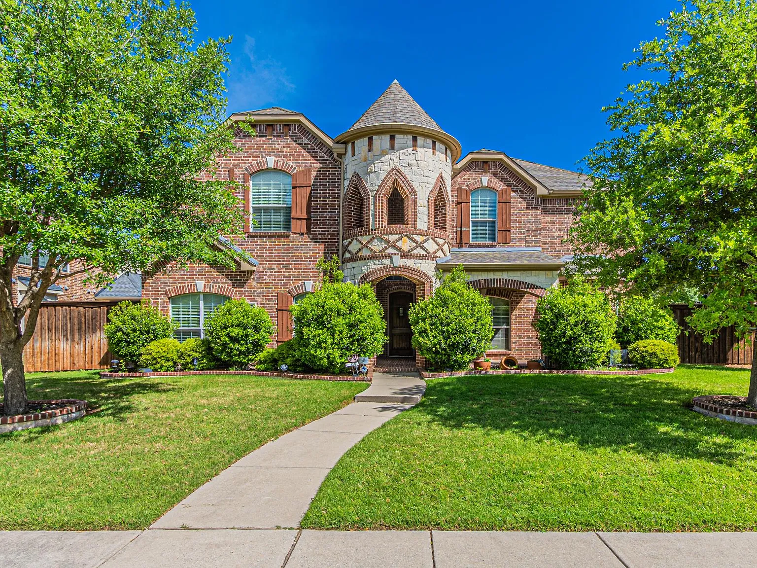 6 bed, 4282 sqft, $4,300 — Photo 1