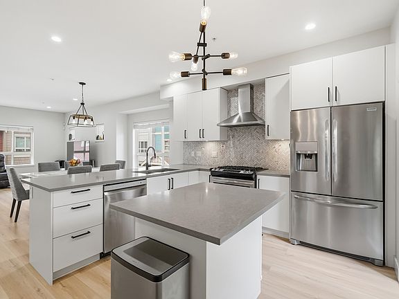4th image of 843 Ewen Ave #20