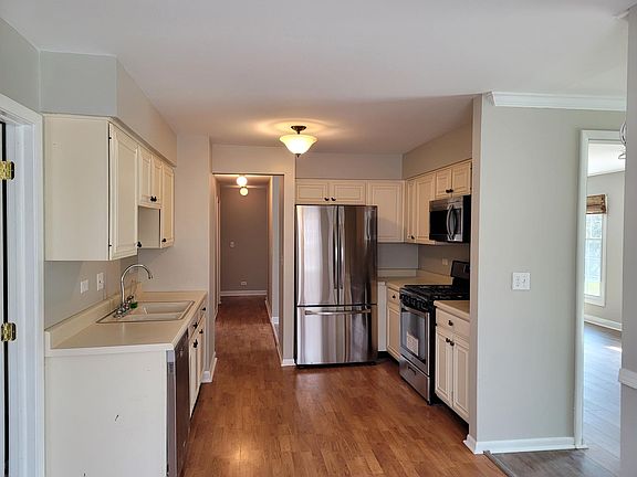 3rd image of 433 Green Tree Pkwy