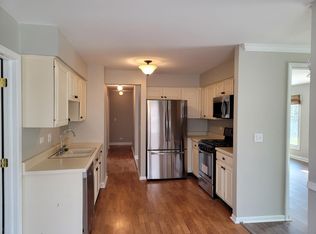 433 Greentree Pkwy, Libertyville, IL 60048