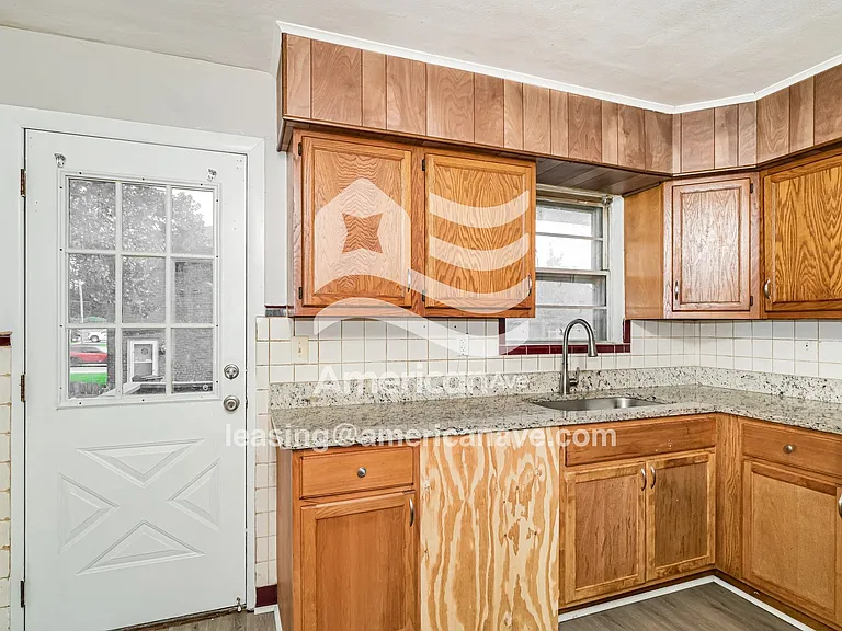 908179_005_kitchen_6.jpg