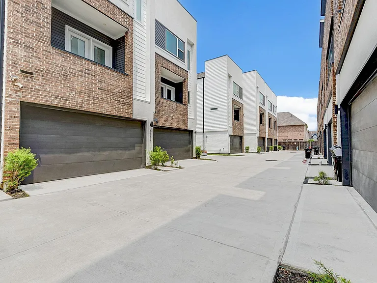5857 Dolores St — Photo 48
