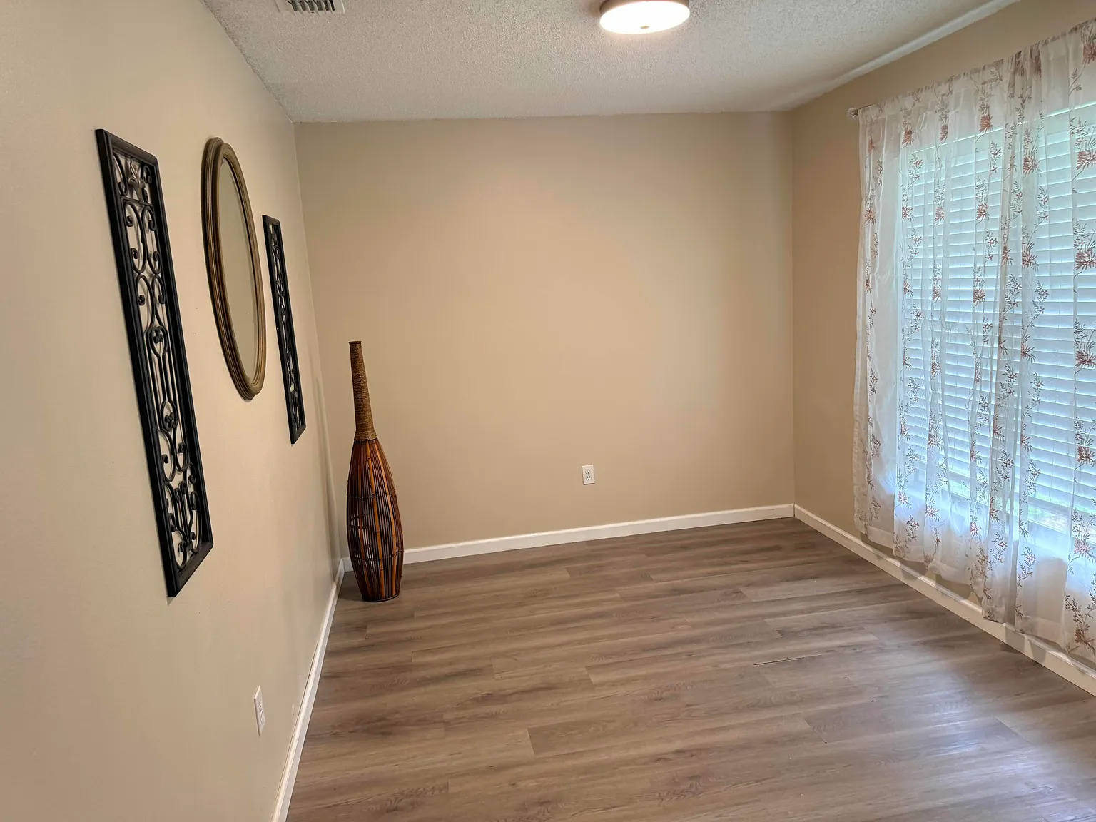 3 bed, 1300 sqft, $2,800 — Photo 2