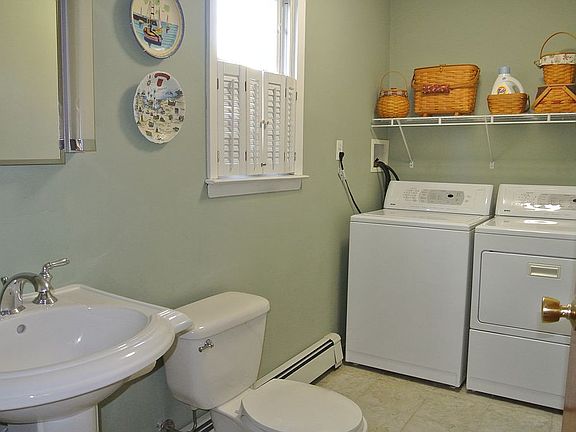3rd image of 14 Carrie Ct