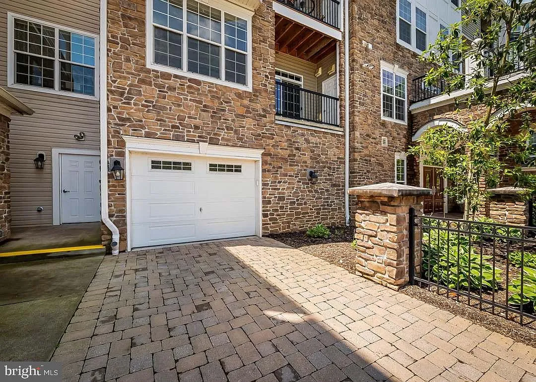 Building Photo - 625 Quarry View Ct #208