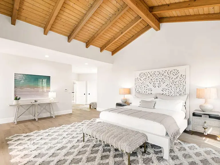 Vaulted wood ceilings with a king size bed of maximum comfort.