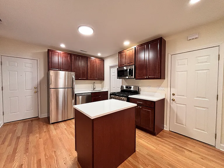 1627 W Superior St #3F — Photo 4