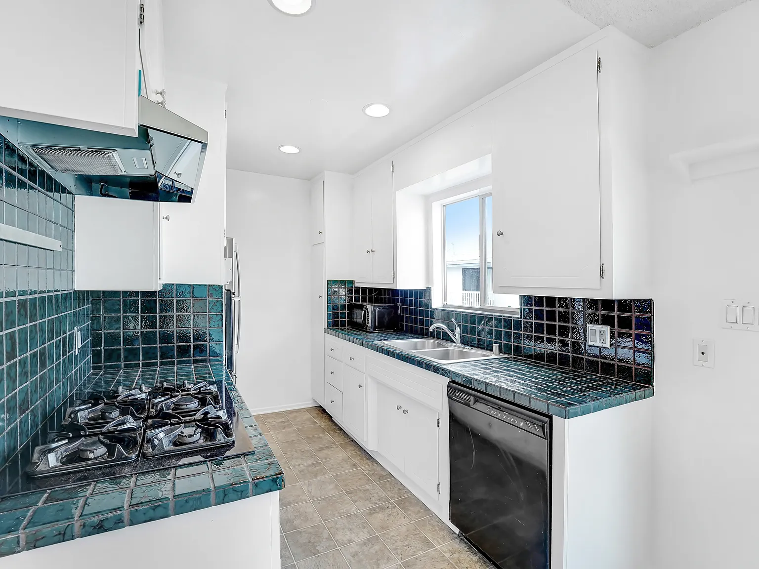 2 bed, 950 sqft, $4,250 — Photo 3