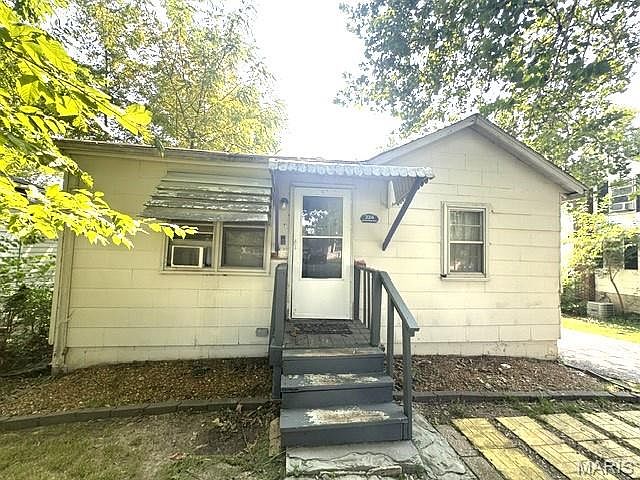 1st image of 324 N Floridale Ave
