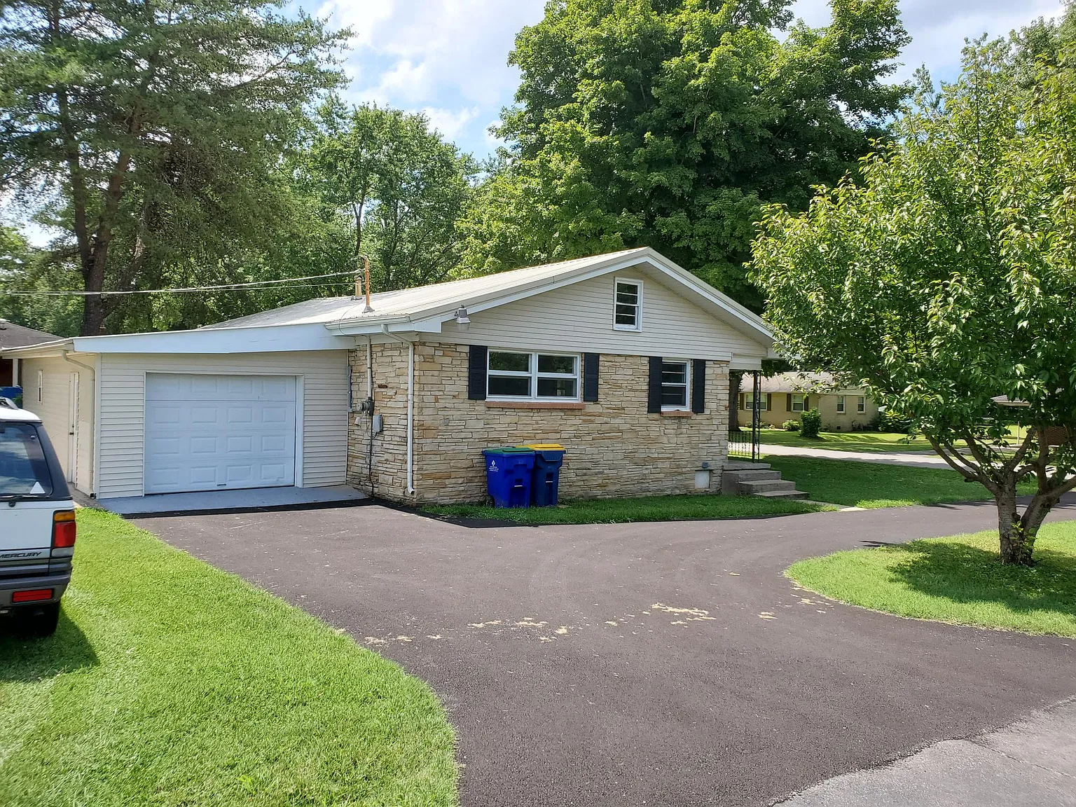 827 Meadow Ln — Photo 2