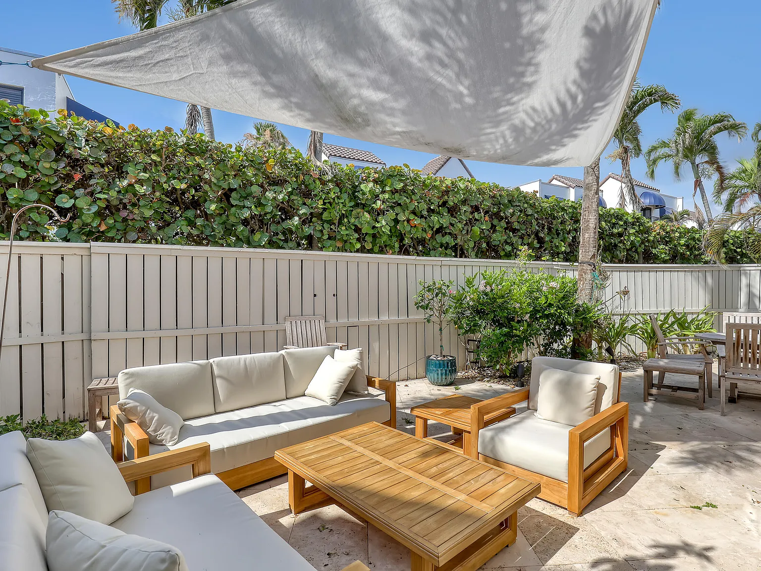 3 bed, 3.0 bath, 2720 sqft, $20,000 — Photo 4