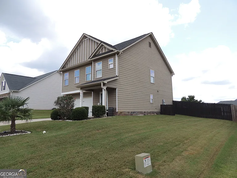 325 McGiboney Ln — Photo 3