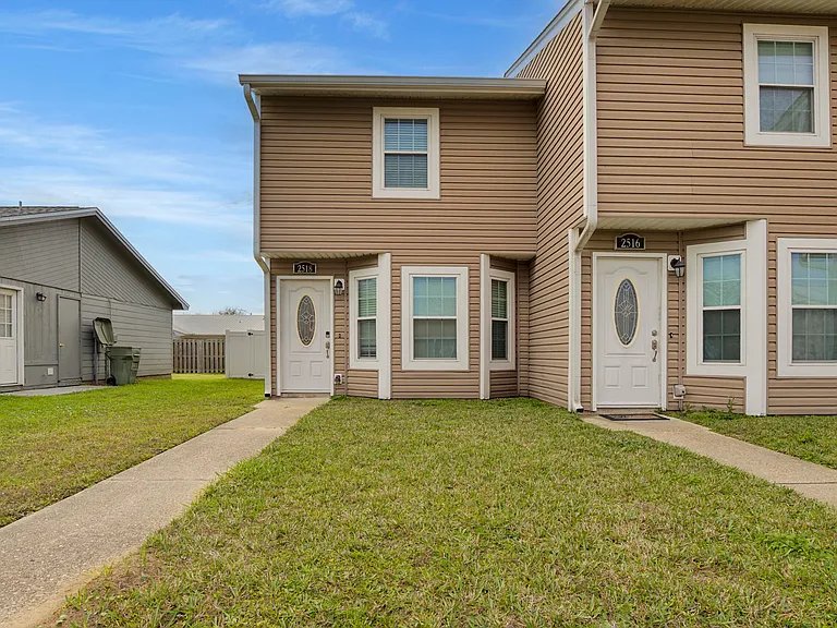 2518 Johnson Dr — Photo 1