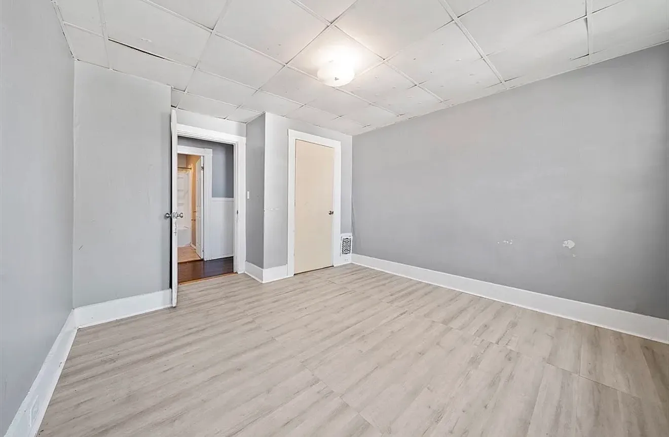 3 bed, 1100 sqft, $2,300 — Photo 2