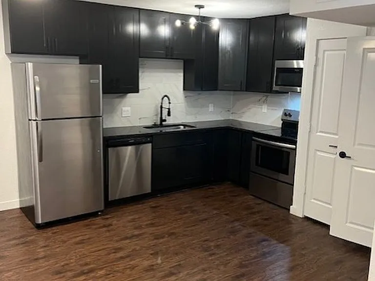 2301 Commonwealth St — Photo 1