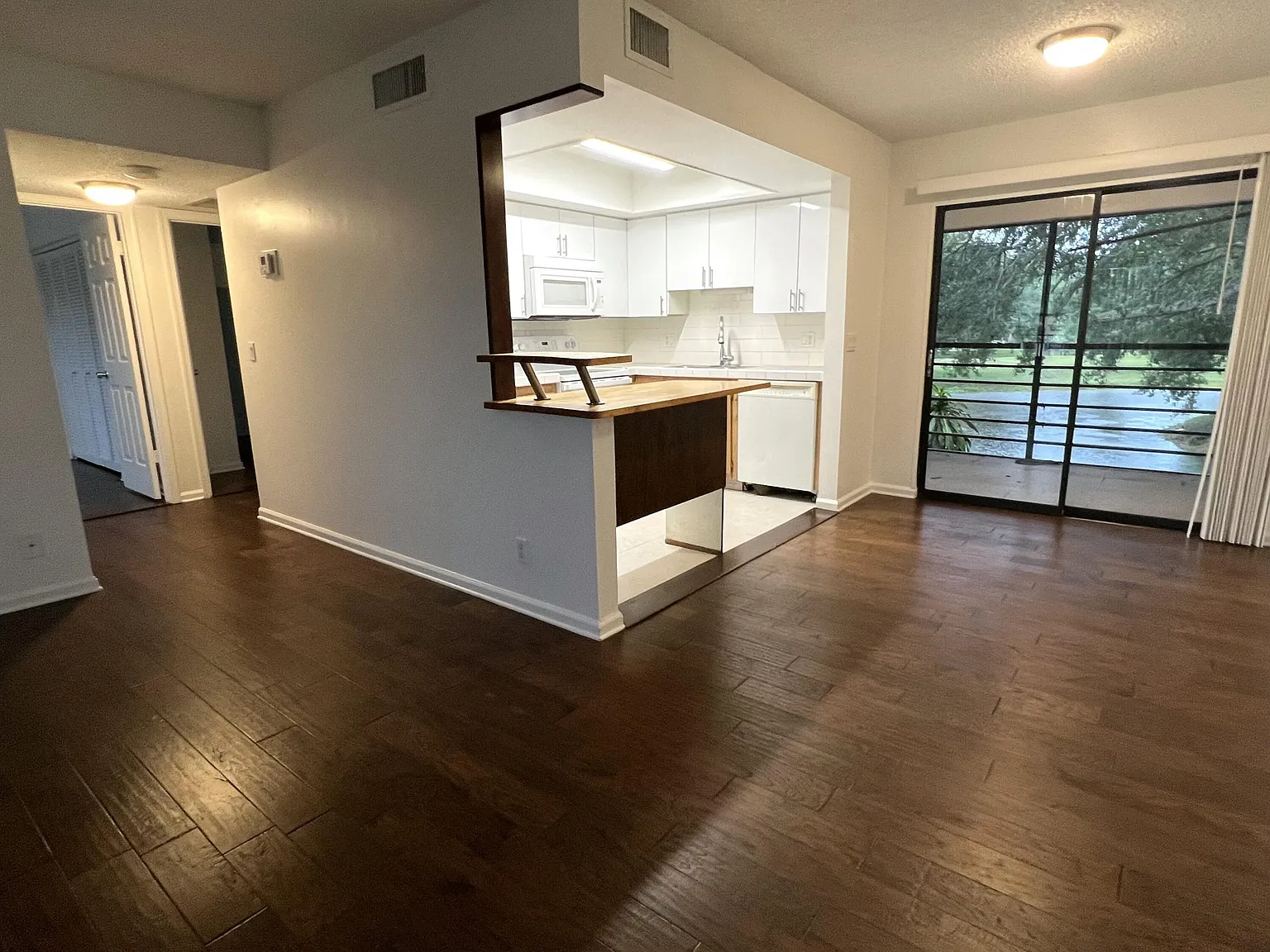 2 bed, 2.0 bath, 883 sqft, $1,900 — Photo 4
