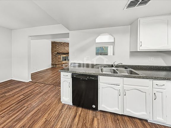 4th image of 2803 Woodline St
