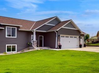 630 W River Dr, New London, MN 56273
