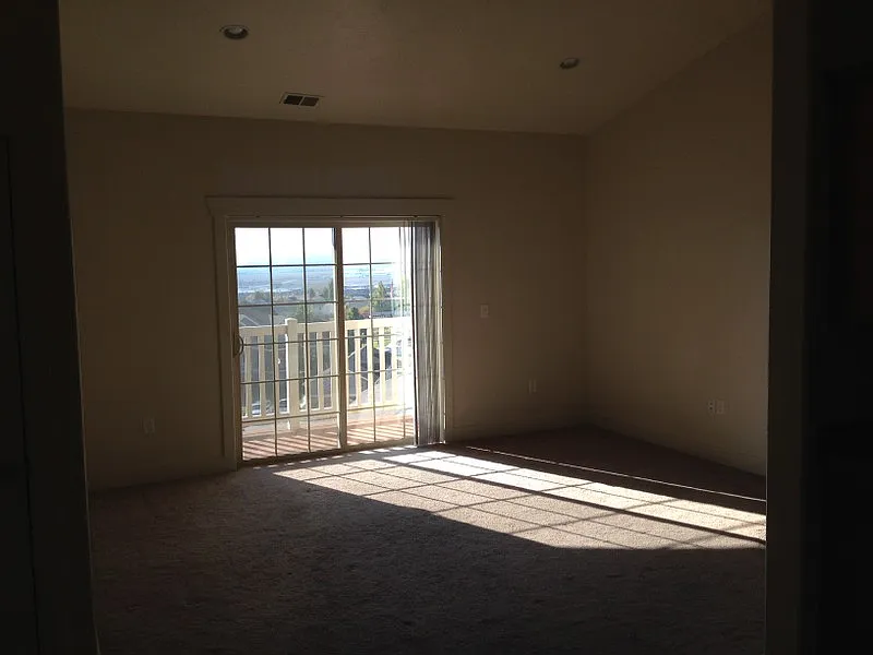 Top Unit Condo w/ Great Views and 2 car Garage (2 Rooms 4 Rent) — Photo 2