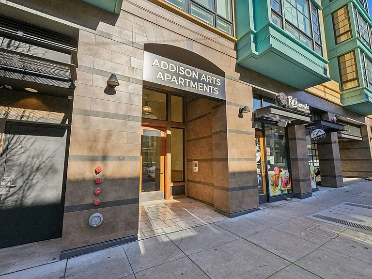 Addison Arts Apartments — Photo 38
