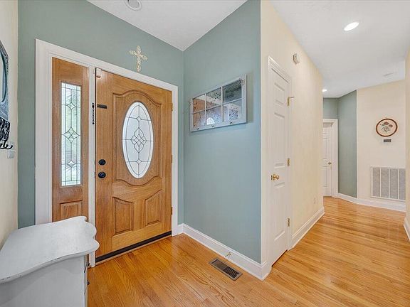 3rd image of 133 Autumnwood Ln