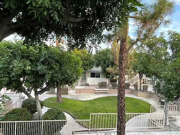 Brentwood Courtyard
--
*Floor plans are digital renderings. All dimensions are approximate. Actual product and specifications may vary in dimension or detail. Not all features are available in every apartment. Prices and availability are subject to change