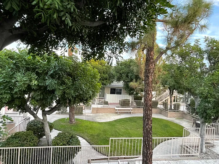 Brentwood Courtyard
--
*Floor plans are digital renderings. All dimensions are approximate. Actual product and specifications may vary in dimension or detail. Not all features are available in every apartment. Prices and availability are subject to change