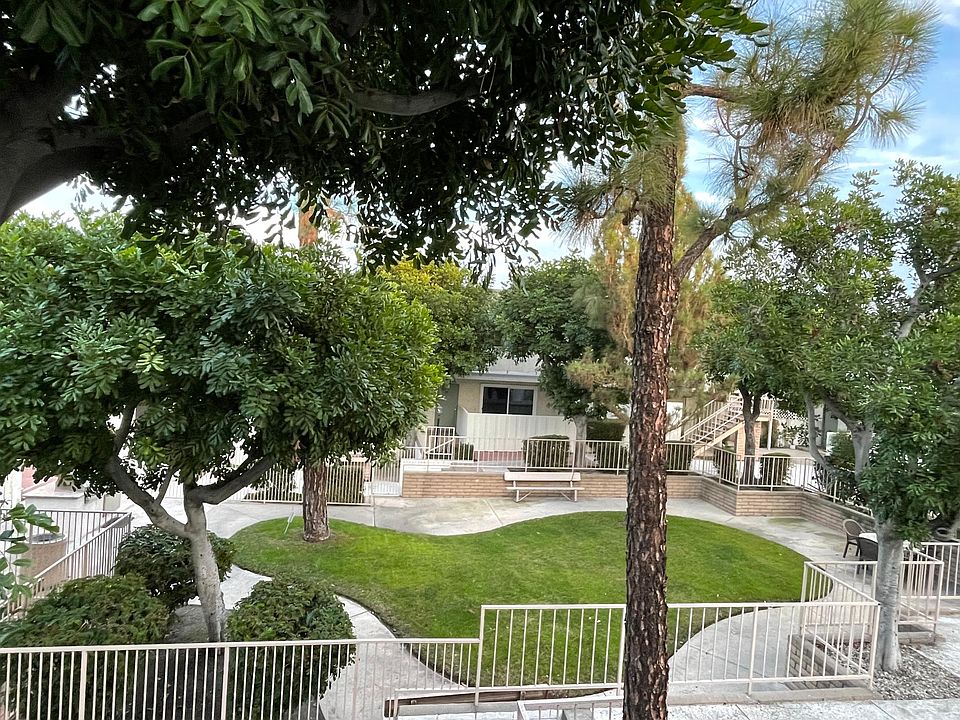 Brentwood Courtyard
--
*Floor plans are digital renderings. All dimensions are approximate. Actual product and specifications may vary in dimension or detail. Not all features are available in every apartment. Prices and availability are subject to change