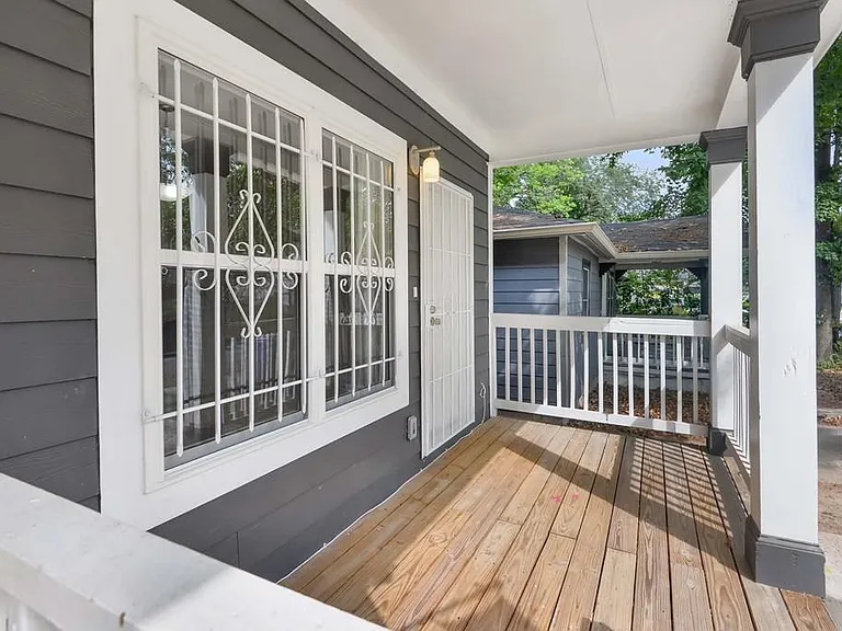 1099 Smith St SW #B — Photo 2