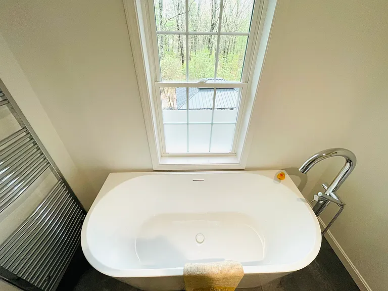 Bathroom: extra large tub