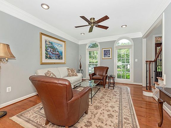 2nd image of 9903 Wentworth Pl