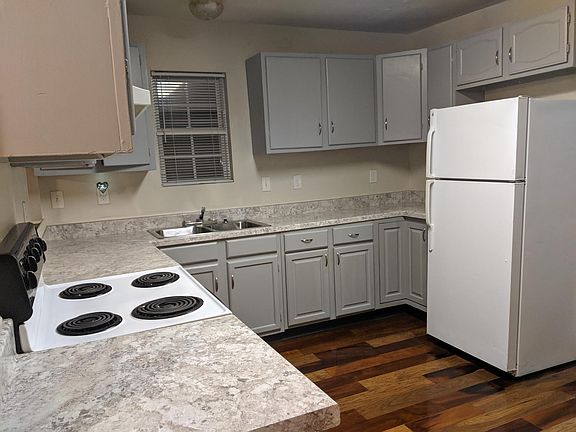4th image of 2429 Selma Ave
